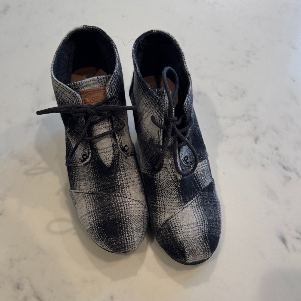 Tom’s Kala Plaid Flannel Botties in Black and Gray